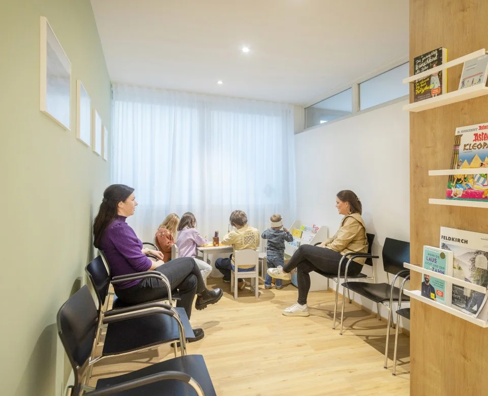 Das Wartezimmer mit Bücherregal